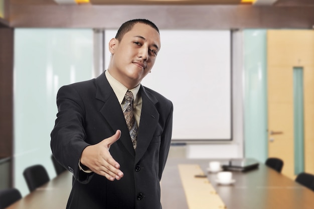 Sorrindo, homem negócios, com, mão aberta, pronto apertar mão