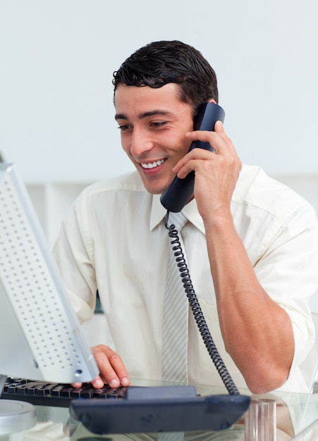 Sorrindo, homem negócios, falando, telefone