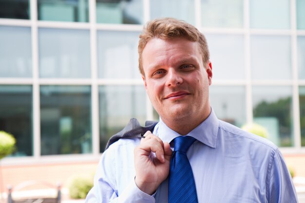 Sorrindo, homem negócios fica, exterior, um, predios