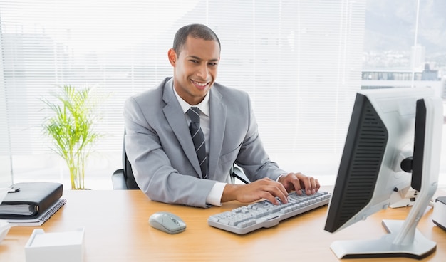 Sorrindo, homem negócios, usando, computador, escritório