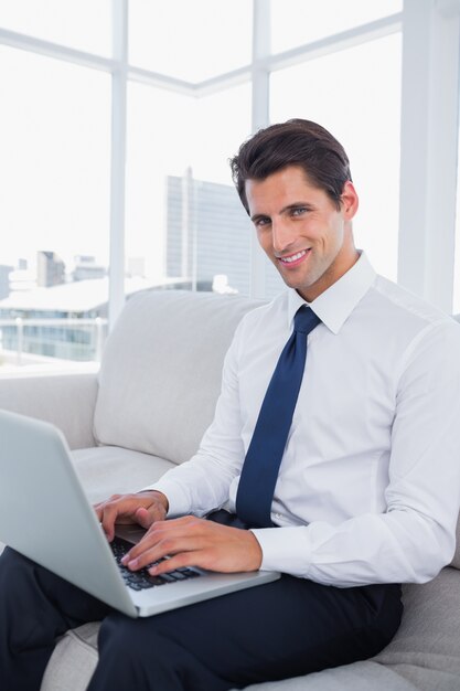 Sorrindo, homem negócios, usando, laptop