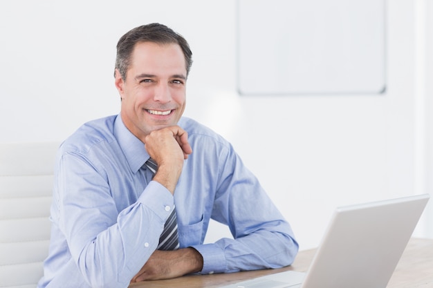 Sorrindo, homem negócios, usando, seu, computador