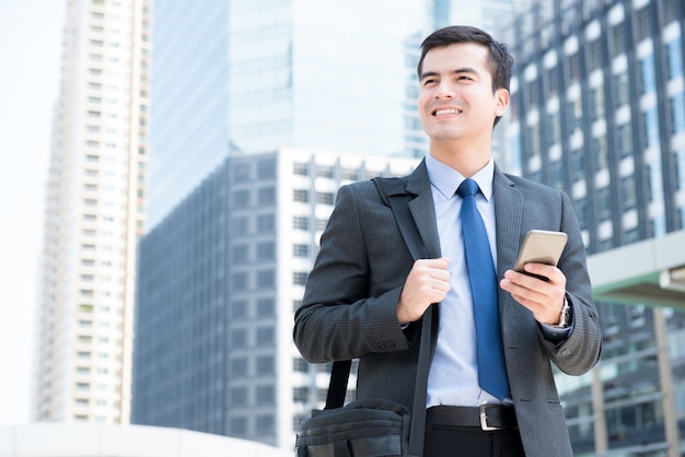 Sorrindo, homem negócios, usando, telefone móvel