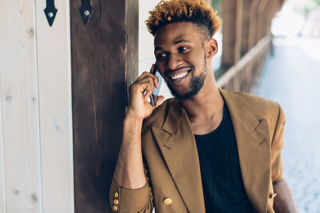 Sorrindo, homem, paleto, falando, telefone