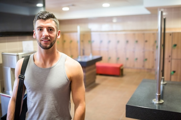Sorrindo, homem prestes a ir à academia