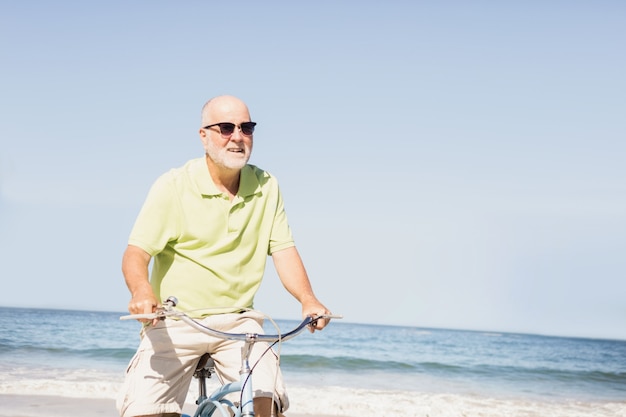 Sorrindo, homem sênior, bicicleta equitação