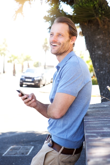 Sorrindo, homem velho, segurando, telefone móvel