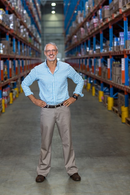 Sorrindo homens cruzando os braços