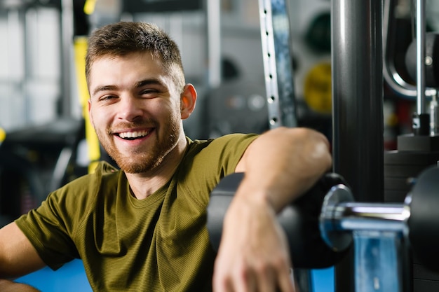 Sorrindo jovem bonito no interior do ginásio