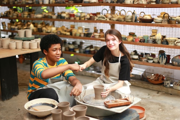 Sorrindo jovem casal na oficina de cerâmica