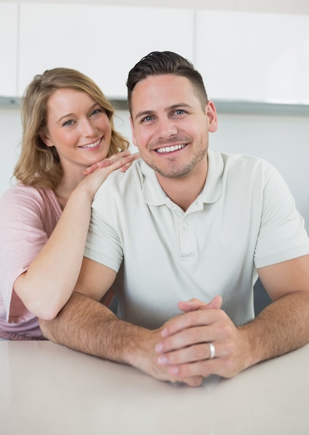 Sorrindo jovem casal no balcão da cozinha