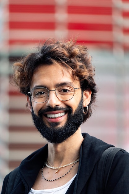 Sorrindo jovem com óculos e barba