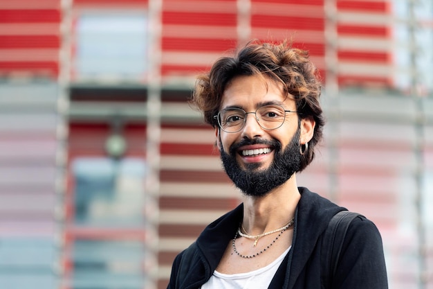 Sorrindo jovem com óculos e barba