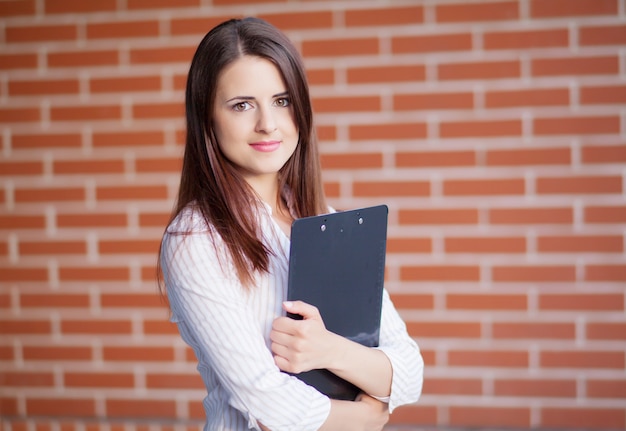 Sorrindo, jovem, elegante, executiva, com, área de transferência, ficar, em, um, brilhante, escritório