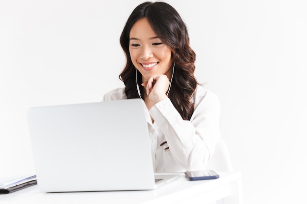 Sorrindo jovem empresária asiática ouvindo