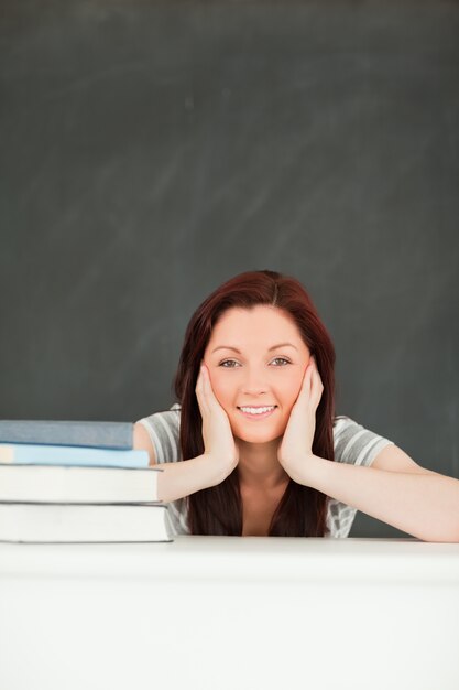 Sorrindo, jovem, estudante, em, um, sala aula, com, livros