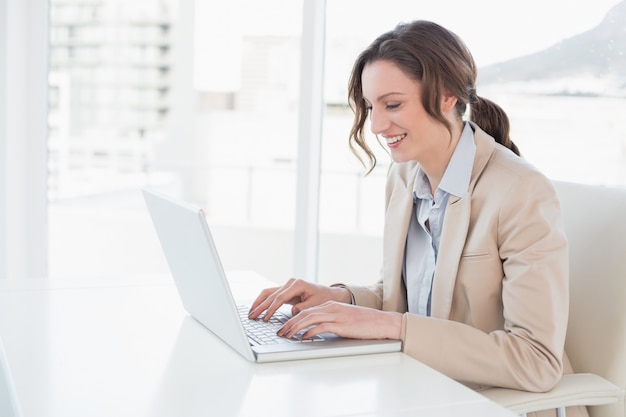 Sorrindo, jovem, executiva, usando, laptop, escritório