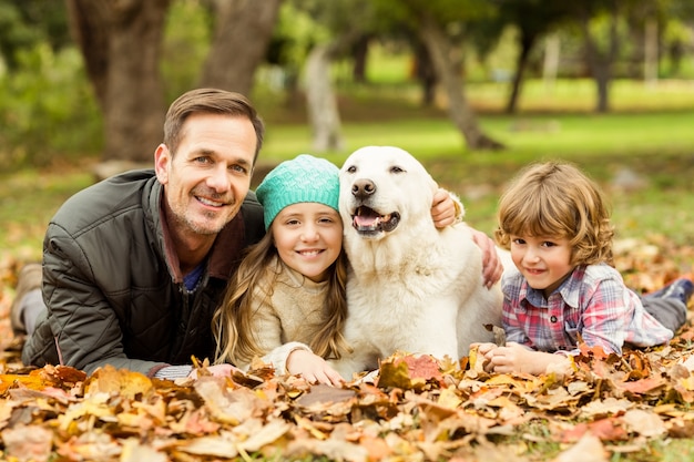 Sorrindo jovem família com cachorro