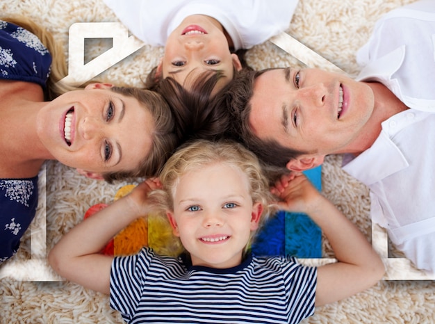 Sorrindo jovem família em frente à ilustração da casa