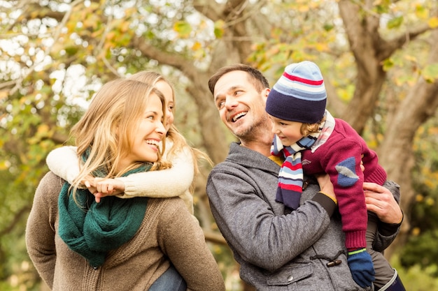 Sorrindo jovem família se olhando