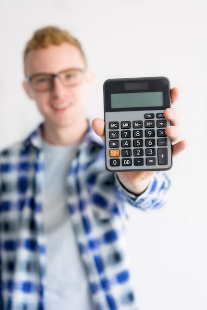 Foto sorrindo, jovem, homem, mostrando, vazio, calculadora, tela