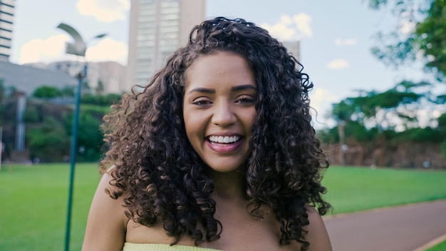 Sorrindo jovem latina. Alegria, positivo e amor. Linda garota brasileira.