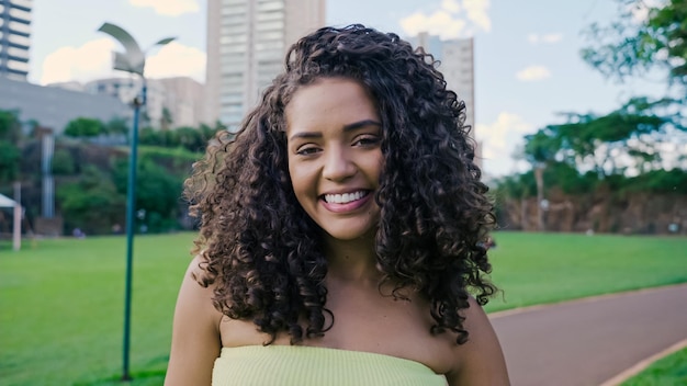 Sorrindo jovem latina. Alegria, positivo e amor. Linda garota brasileira.