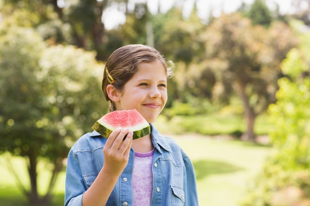 Sorrindo, jovem, menina, comer, água, melão, parque