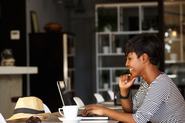 Sorrindo, jovem, mulher americana africana, trabalhar, laptop