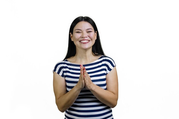 Sorrindo jovem mulher asiática gesticulando saudação ou rezar gesto isolado em branco
