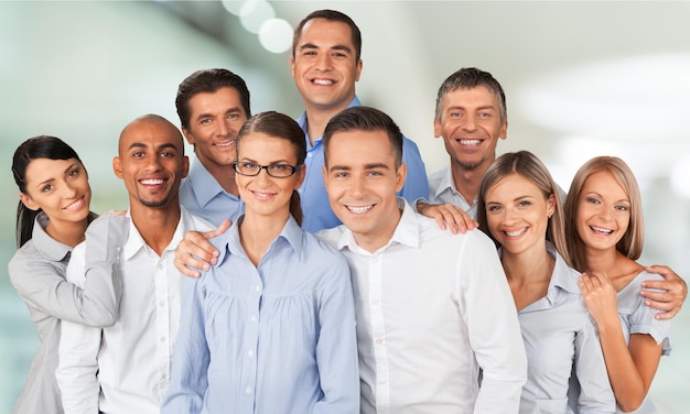 Sorrindo jovens empresários na luz de fundo