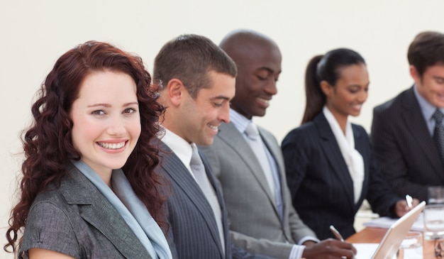 Sorrindo linda empresária em uma reunião