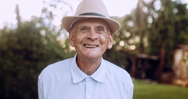 Foto sorrindo, lindo fazendeiro latino homem idoso homem idoso na fazenda em dia de verão