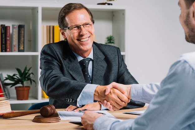 Foto sorrindo, maduras, homem negócios, apertar mão, com, cliente, em, a, courtroom