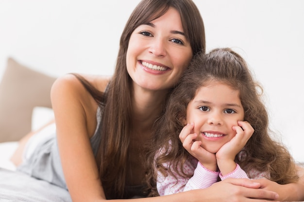 Sorrindo mãe e filha