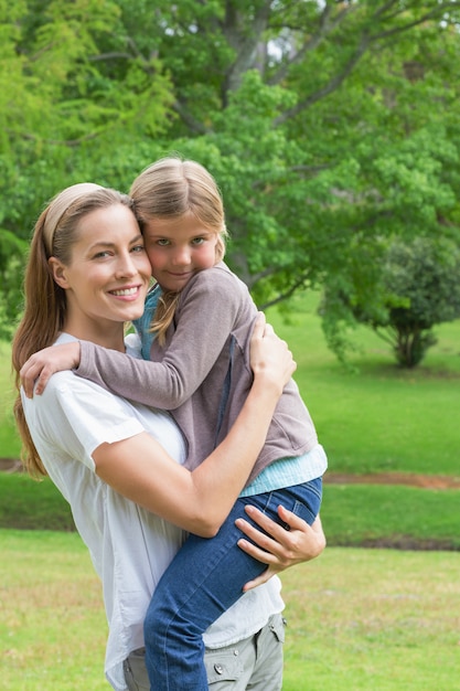 Sorrindo, mãe, filha levando, em, parque