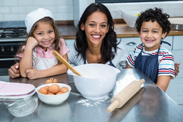 Sorrindo mãe na cozinha com seus filhos