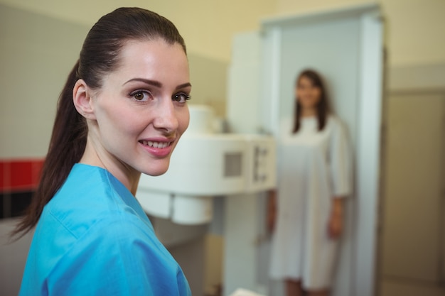 Sorrindo médica no hospital