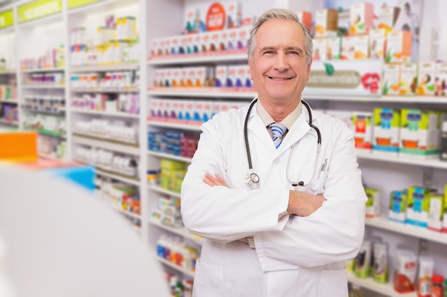 Sorrindo médico sênior com os braços cruzados