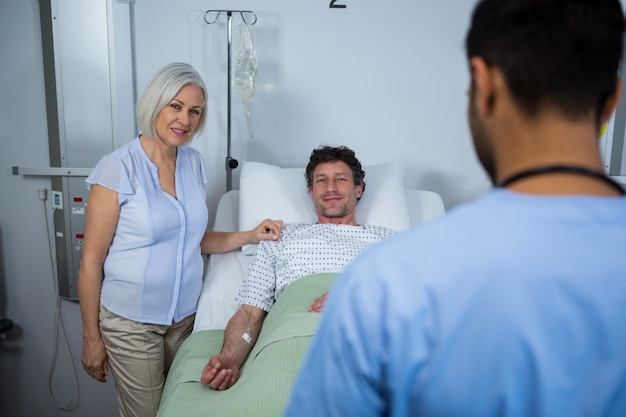 Sorrindo médicos interagindo uns com os outros