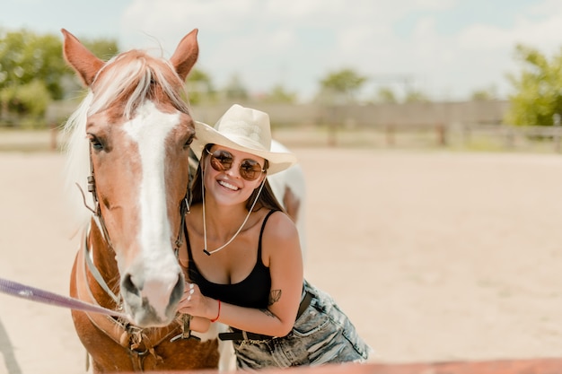 Sorrindo, menina rural, em, chapéu vaqueiro, com, dela, cavalo, ligado, um, fazenda