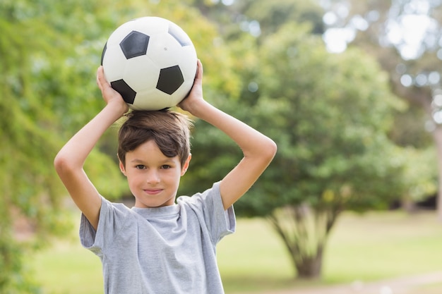 Foto sorrindo, menino, segurando, futebol, bola, parque