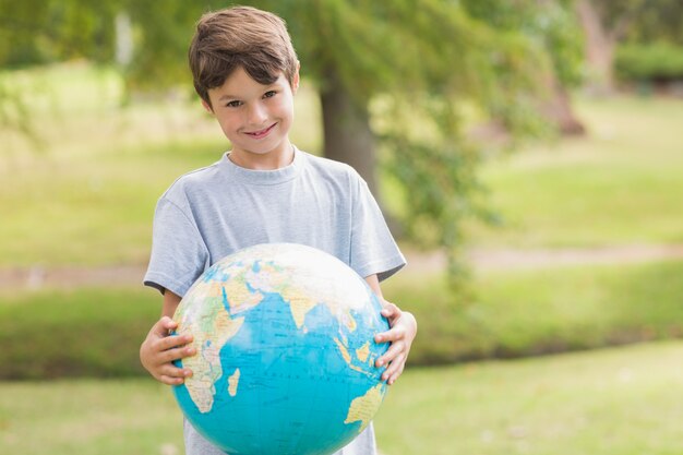 Sorrindo, menino, segurando, um, globo terra, parque