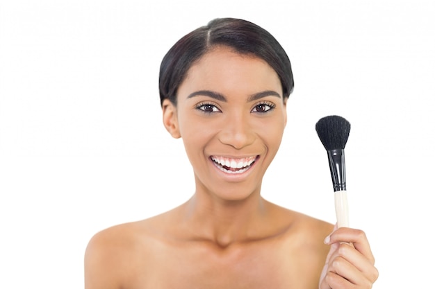 Sorrindo modelo natural segurando blusher escova