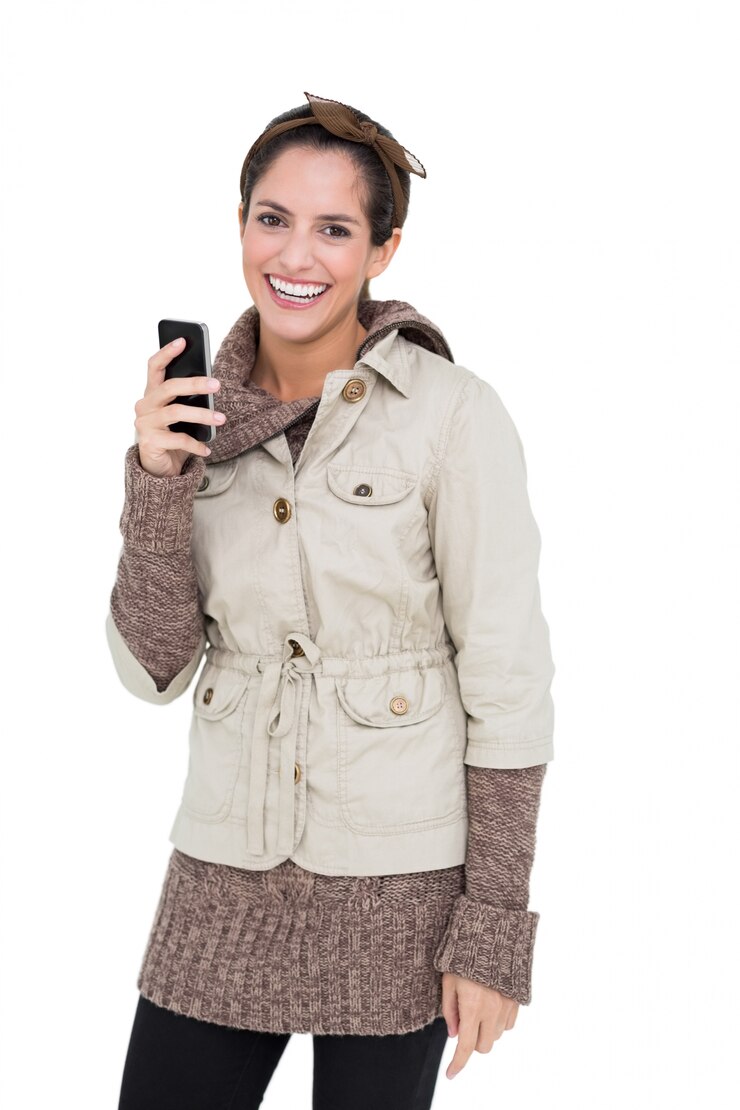 Foto sorrindo morena linda na moda de inverno segurando smartphone