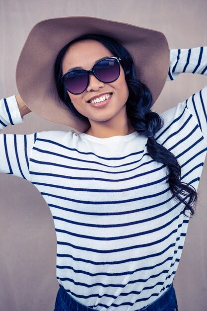 Sorrindo, mulher asian, com, chapéu, e, óculos de sol, posar, para, câmera