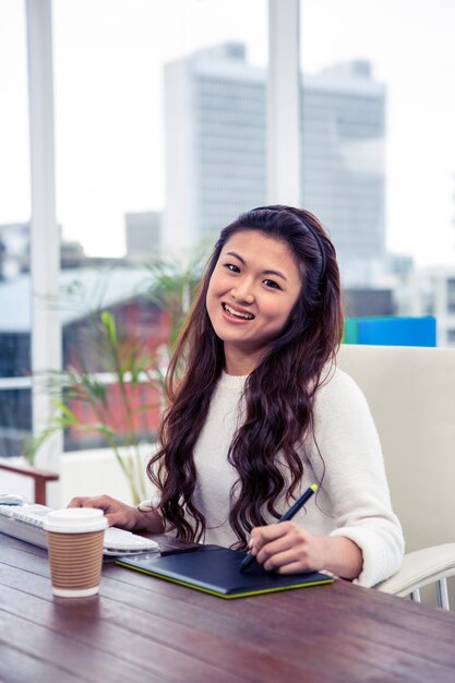 Sorrindo, mulher asian, usando, tábua digital, e, computador, em, escritório