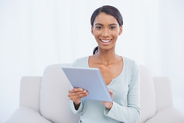 Sorrindo mulher atraente usando seu tablet digital