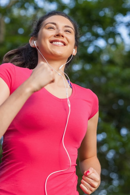 Foto sorrindo, mulher desportiva, jogging em um parque