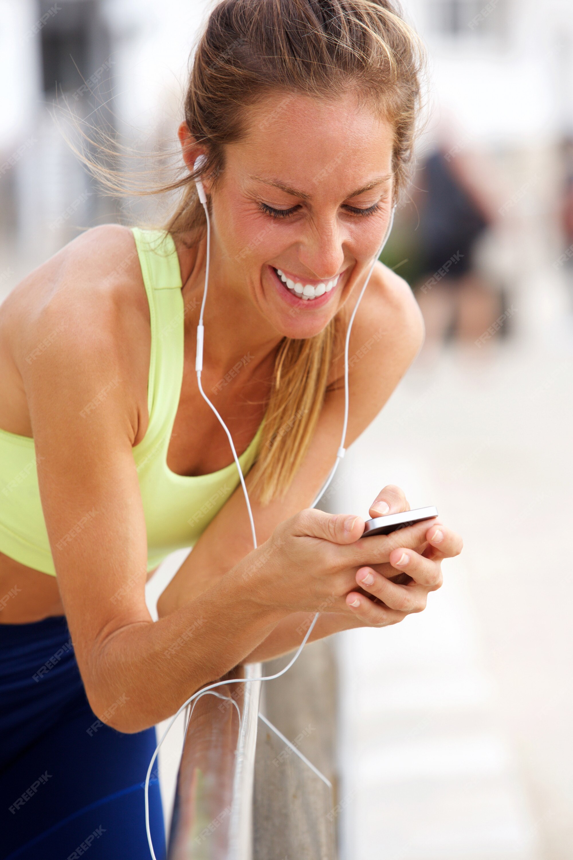 Sorrindo, mulher jovem, escutar música, com, jogador mp3